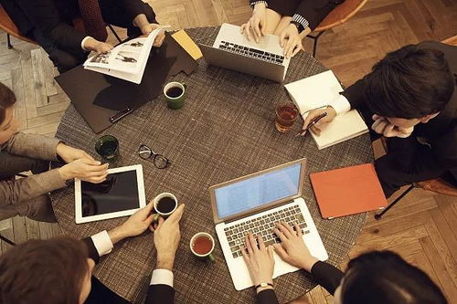 清華畢業(yè)生應(yīng)聘保姆？簡(jiǎn)歷照片竟是盜用，信息咨詢服務(wù)背后藏隱憂